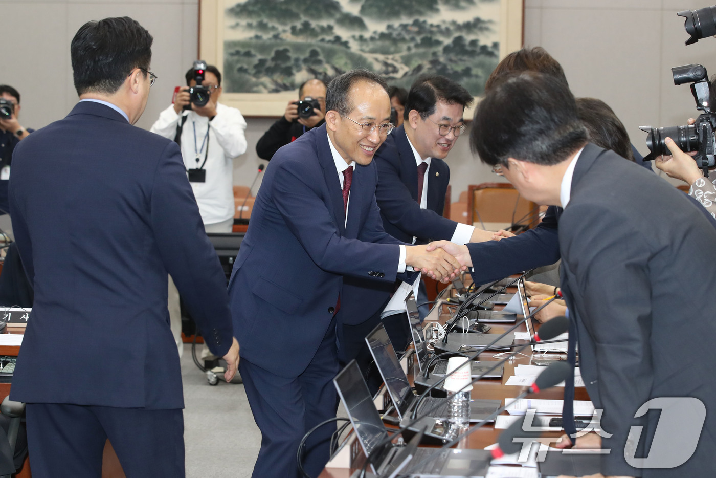 (서울=뉴스1) 이광호 기자 = 추경호 국민의힘 원내대표와 배준영 원내수석부대표가 16일 오전 서울 여의도 국회에서 열린 운영위원회 전체회의애서 더불어민주당 의원들과 인사나누고 있 …