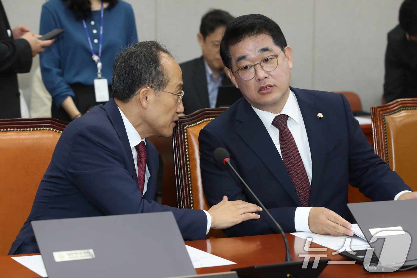 (서울=뉴스1) 이광호 기자 = 추경호 국민의힘 원내대표와 배준영 원내수석부대표가 16일 오전 서울 여의도 국회에서 열린 운영위원회 전체회의애서 대화하고 있다.2024.10.16/ …