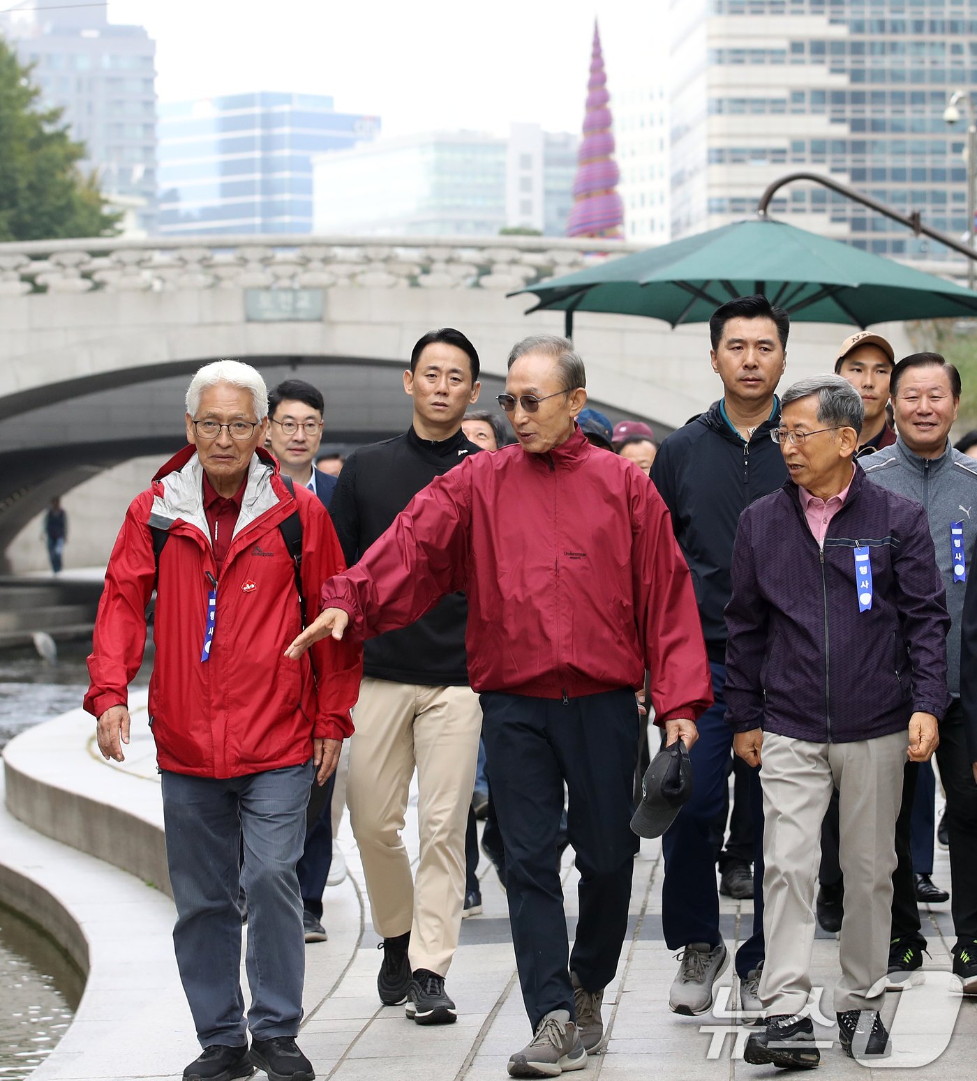 이명박 전 대통령이 16일 오전 서울 중구 청계천을 찾아 자신의 서울시장 재임 당시 현재 모습으로 복원한 산책로를 걸으며 참석자들과 대화하고 있다. &#39;청계천을 사랑하는 모임&#39;&#40;청사모&#41;이 주관한 이날 행사에는 이명박 정부 인사들과 청계천 복원 관계자, 청계천 상인 대표 등 약 100여 명이 참여해 청계광장부터 성동 신답철교까지 약 5.8km를 함께 걸었다. 2024.10.16/뉴스1 ⓒ News1 오대일 기자