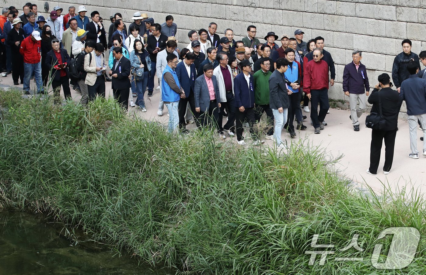 본문 이미지 - 이명박 전 대통령이 16일 오전 서울 중구 청계천을 찾아 자신의 서울시장 재임 당시 현재 모습으로 복원한 산책로를 걸으며 참석자들과 대화하고 있다. '청계천을 사랑하는 모임'(청사모)이 주관한 이날 행사에는 이명박 정부 인사들과 청계천 복원 관계자, 청계천 상인 대표 등 약 100여 명이 참여해 청계광장부터 성동 신답철교까지 약 5.8km를 함께 걸었다. 2024.10.16/뉴스1 ⓒ News1 오대일 기자