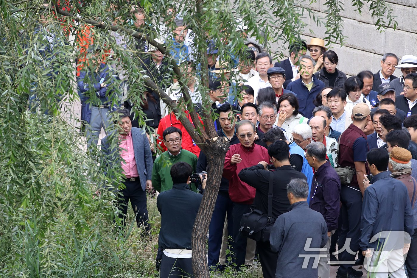 이명박 전 대통령이 16일 오전 서울 중구 청계천을 찾아 자신의 서울시장 재임 당시 현재 모습으로 복원한 산책로를 걸으며 참석자들과 대화하고 있다. &#39;청계천을 사랑하는 모임&#39;&#40;청사모&#41;이 주관한 이날 행사에는 이명박 정부 인사들과 청계천 복원 관계자, 청계천 상인 대표 등 약 100여 명이 참여해 청계광장부터 성동 신답철교까지 약 5.8km를 함께 걸었다. 2024.10.16/뉴스1 ⓒ News1 오대일 기자