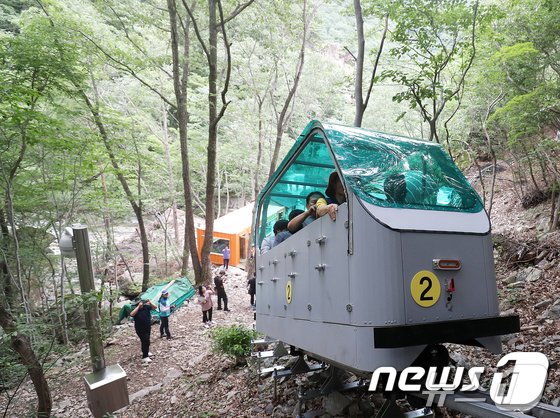 울산 울주군 신불산폭포자연휴양림에 설치된 모노레일이 산림청 국립자연휴양림관리소 관계자 등이 탑승한 가운데 시범 운영되고 있다. 뉴스1 이윤기 기자 