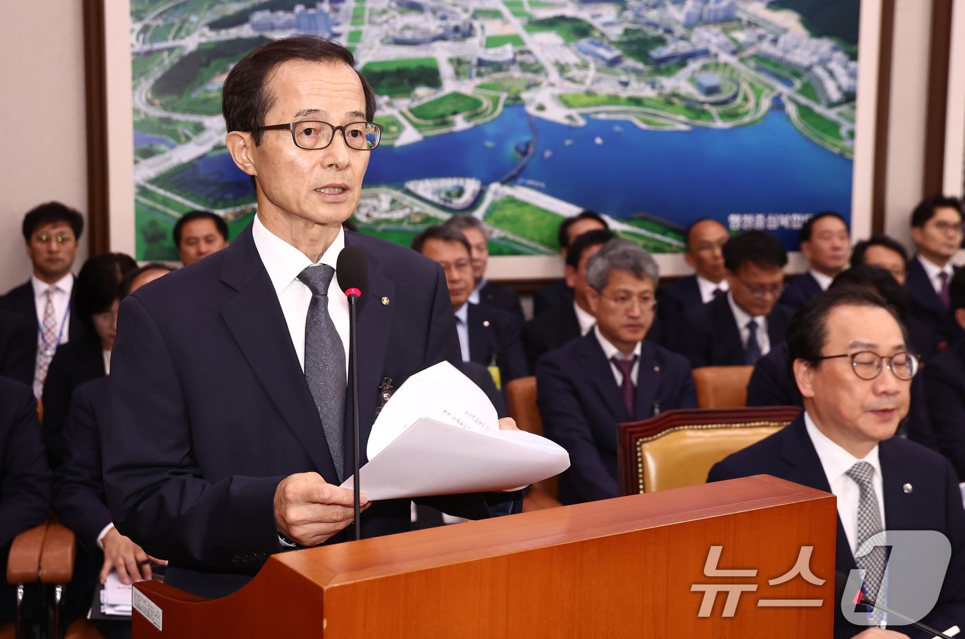 손태락 한국부동산원 원장이 16일 오전 서울 여의도 국회 국토교통위원회에서 열린 한국부동산원·주택도시보증공사·새만금개발공사 등에 대한 국정감사에서 업무보고를 하고 있다. 2024.10.16/뉴스1 ⓒ News1 김민지 기자