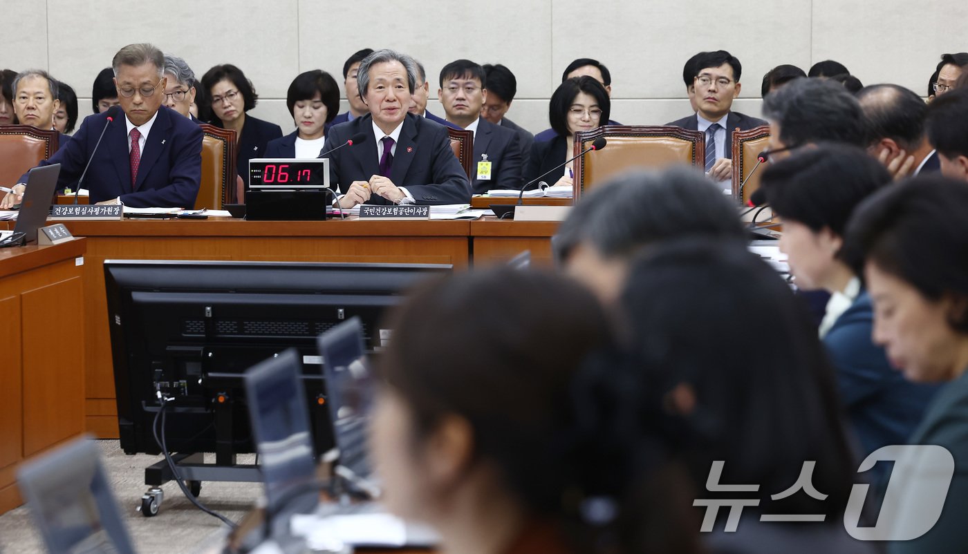 정기석 국민건강보험공단 이사장이 16일 오전 서울 여의도 국회 보건복지위원회에서 열린 국민건강보험공단·건강보험심사평가원에 대한 국정감사에서 업무보고를 하고 있다. 왼쪽은 강중구 건강보험심사평가원장. 2024.10.16/뉴스1 ⓒ News1 김민지 기자