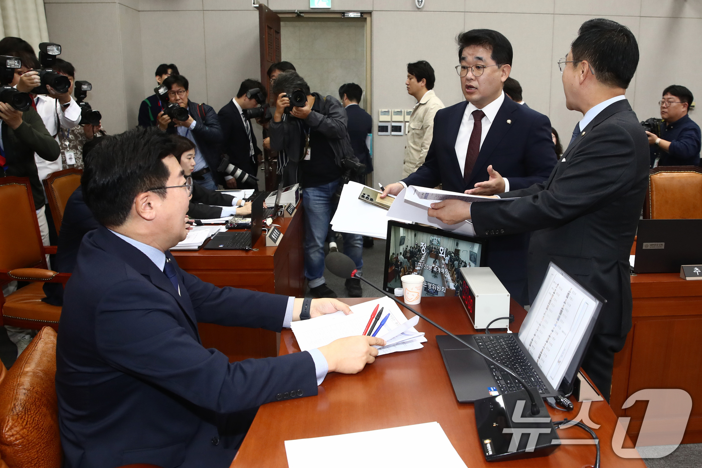 (서울=뉴스1) 이광호 기자 = 국회 운영위 여당 간사인 배준영 국민의힘 원내수석부대표(가운데)가 16일 오전 서울 여의도 국회에서 열린 운영위원회 전체회의에서 국감 증인 채택과 …