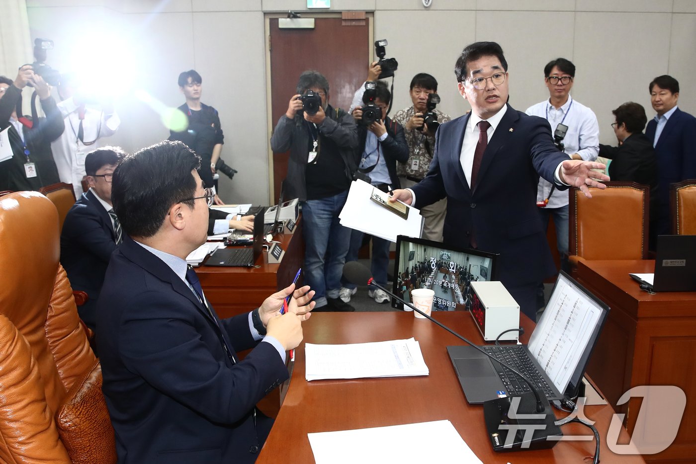 국회 운영위 여당 간사인 배준영 국민의힘 원내수석부대표&#40;오른쪽&#41;가 16일 오전 서울 여의도 국회에서 열린 운영위원회 전체회의에서 국감 증인 채택과 관련해 운영위원장인 박찬대 더불어민주당 원내대표에게 항의하고 있다. 2024.10.16/뉴스1 ⓒ News1 이광호 기자