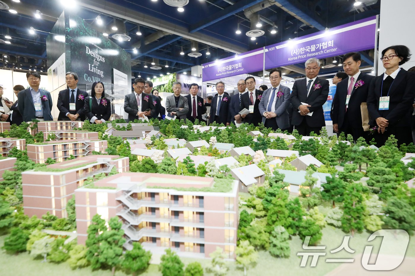 본문 이미지 - 김재록 대한건축사협회장이 16일 서울 강남구 코엑스에서 열린 '2024 한국건축산업대전'에서 주요 참석자들과 함께 부스를 둘러보고 있다. 2024.10.16/뉴스1 ⓒ News1 이승배 기자