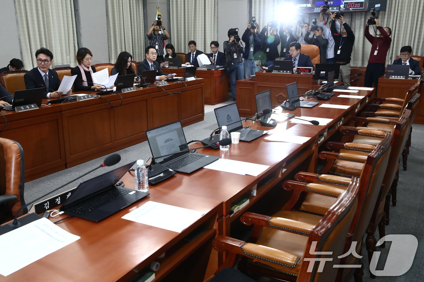 국회 운영위원장인 박찬대 더불어민주당 원내대표가 16일 오전 서울 여의도 국회에서 열린 운영위원회 전체회의애서 김건희 여사와 명태균 씨 등을 포함한 국정감사 증인 등 출석요구의 건을 의결하고 있다. 이날 여당인 국민의힘 의원들은 더불어민주당의 일방적 안건 상정에 반발하며 퇴장했다. 2024.10.16/뉴스1 ⓒ News1 이광호 기자