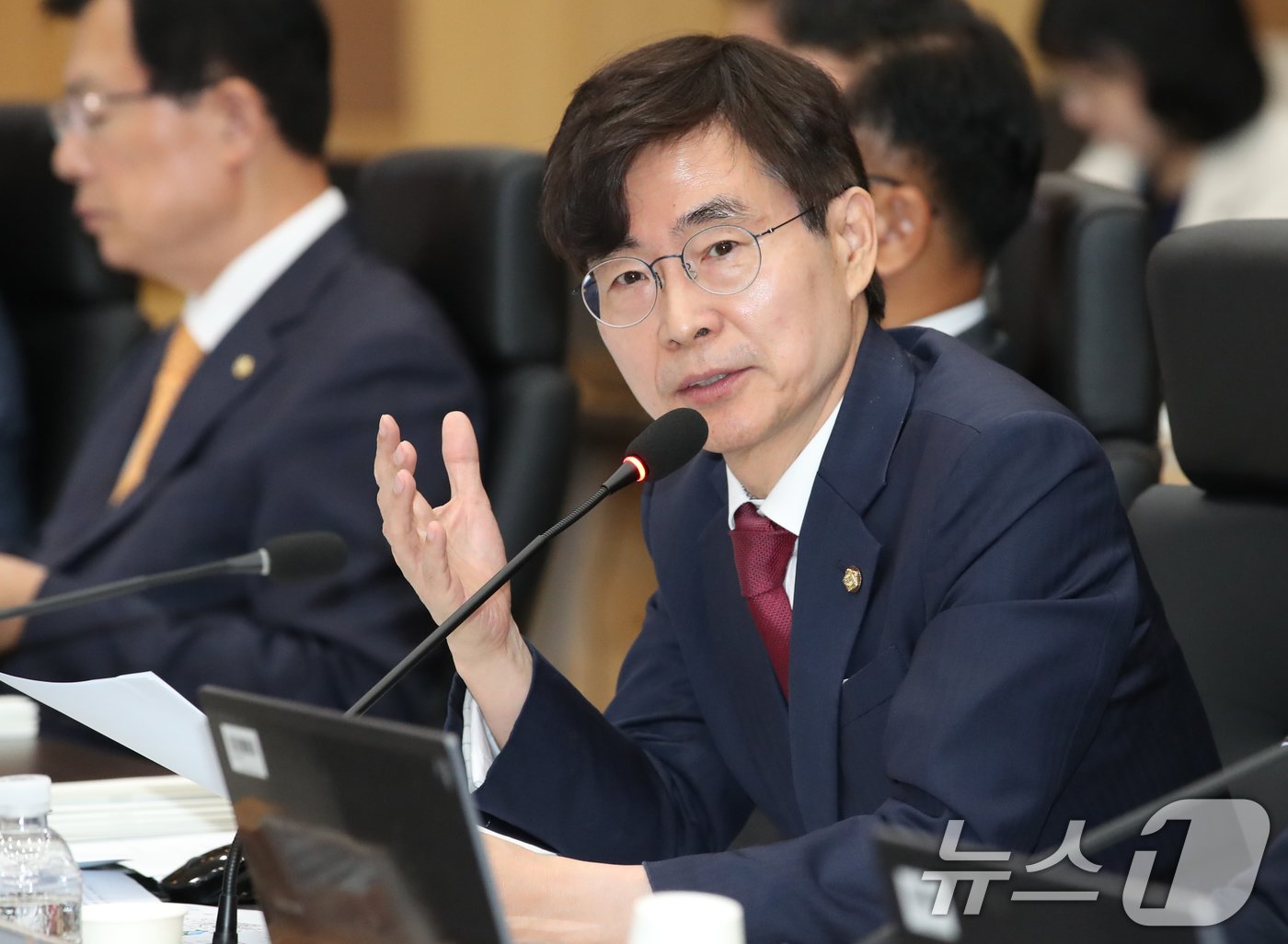 본문 이미지 - 조경태 국민의힘 위원이 16일 정부대전청사 대회의실에서 열린 국회 농림축산식품해양수산위원회 산림청 국정감사에서 질의하고 있다. 2024.10.16/뉴스1 ⓒ News1 김기태 기자