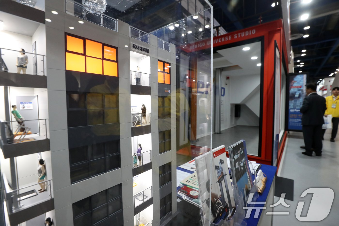 본문 이미지 - 16일 서울 강남구 코엑스에서 열린 '2024 한국건축산업대전'에 승강식 피난기 모형이 전시돼 있다. 2024.10.16/뉴스1 ⓒ News1 이승배 기자