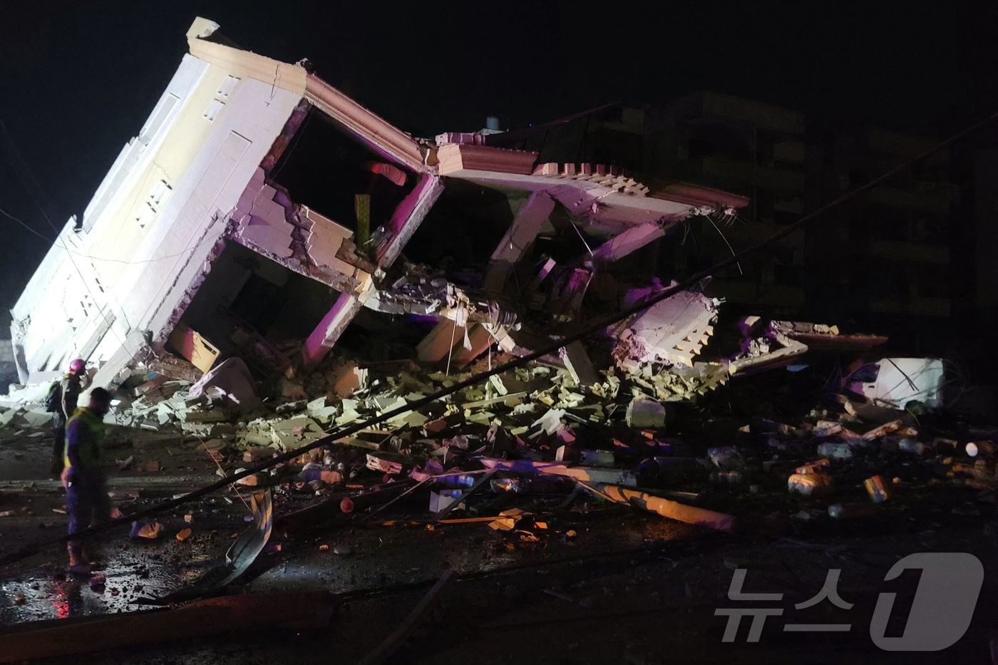 (AFP=뉴스1) 우동명 기자 = 15일(현지시간) 헤즈볼라와 전쟁 중인 이스라엘 군의 공습을 받은 레바논 남부에서 기울어진 건물이 보인다. 2024.10.16ⓒ AFP=뉴스1