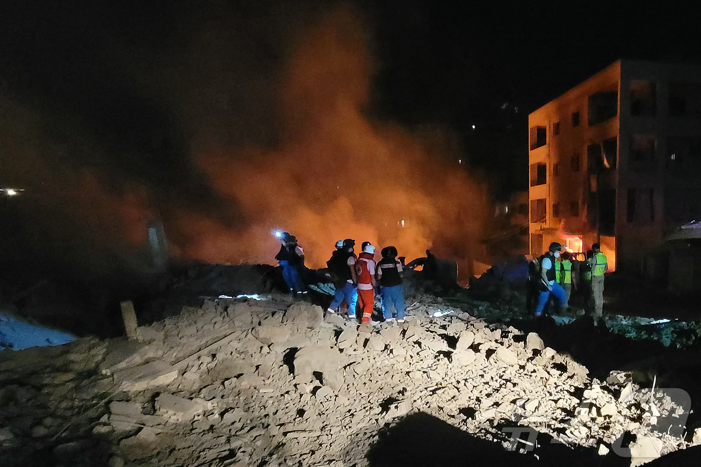 (AFP=뉴스1) 우동명 기자 = 15일(현지시간) 헤즈볼라와 전쟁 중인 이스라엘 군의 공습을 받은 레바논 남부에서 불길에 휩싸인 모습이 보인다. 2024.10.16ⓒ AFP=뉴스 …