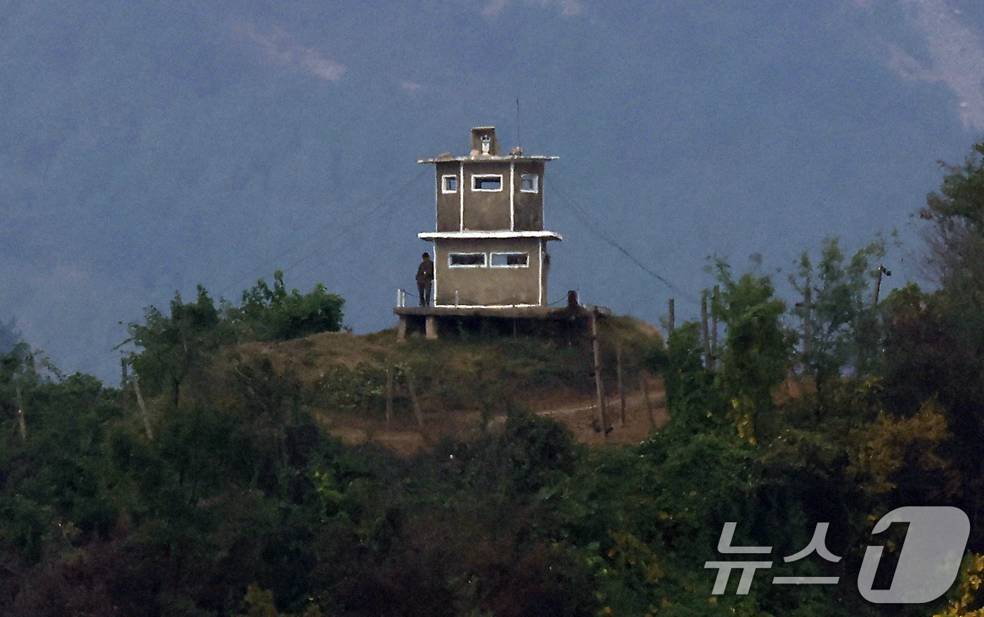 (파주=뉴스1) 박정호 기자 = 북한의 경의선·동해선 남북 연결도로 폭파로 남북 관계가 완전한 단절 국면으로 치닫고 있는 16일 경기도 파주시 접경지역에서 바라본 북한군 초소에서 …