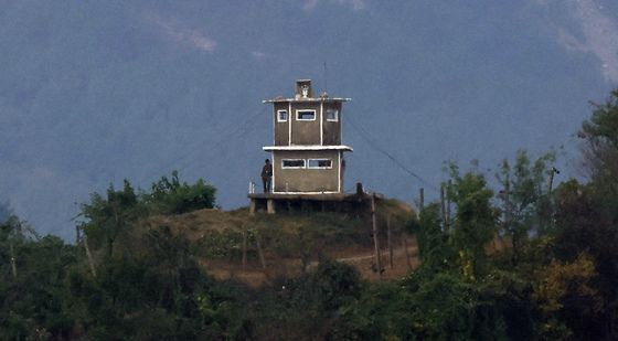 남측 살피는 北 군인