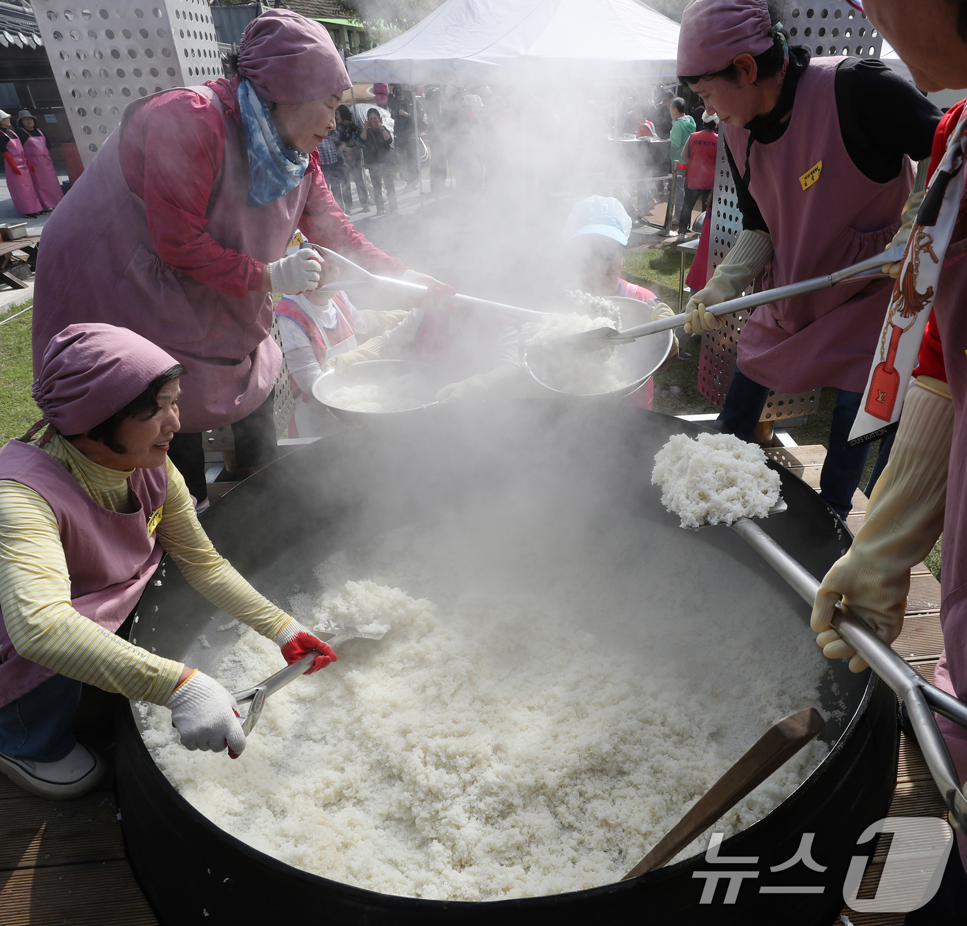 (이천=뉴스1) 김영운 기자 = ‘제23회 이천쌀문화축제’가 개막한 16일 오후 경기 이천시 모가면 이천농업테마공원에서 행사 관계자들이 2000인분 가마솥 밥을 푸고 있다. 202 …