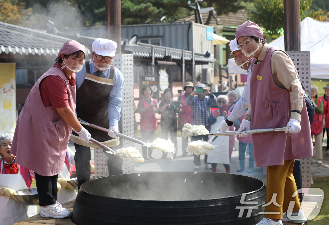 (이천=뉴스1) 김영운 기자 = ‘제23회 이천쌀문화축제’가 개막한 16일 오후 경기 이천시 모가면 이천농업테마공원에서 김경희 이천시장과 행사 관계자들이 2000인분 가마솥 밥 앞 …