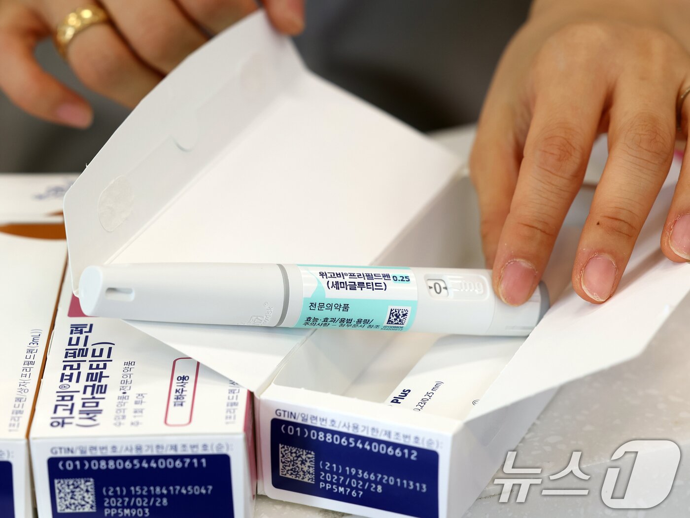 본문 이미지 - 서울 강남구의 한 약국에서 약사가 입고된 비만치료제 &#39;위고비&#39;를 정리하고 있다. 2024.10.16/뉴스1 ⓒ News1 황기선 기자