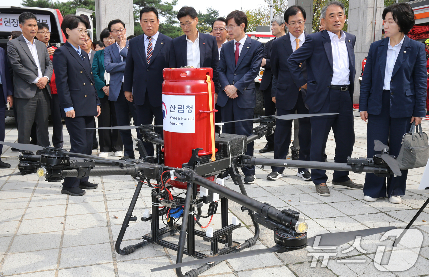 (대전=뉴스1) 김기태 기자 = 16일 정부대전청사 대회의실에서 열린 국회 농림축산식품해양수산위원회 산림청 국정감사에서 위원들이 산불진화드론을 살펴보고 있다. 2024.10.16/ …