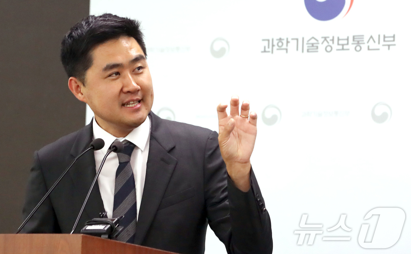 (세종=뉴스1) 김기남 기자 = 김근수 연세대학교 물리학과 교수가 지난 16일 세종시 정부세종청사 과힉기술정보통신부에서 세계 최초 고체물질 속 전자결정 조각 발견 내용을 발표하고 …