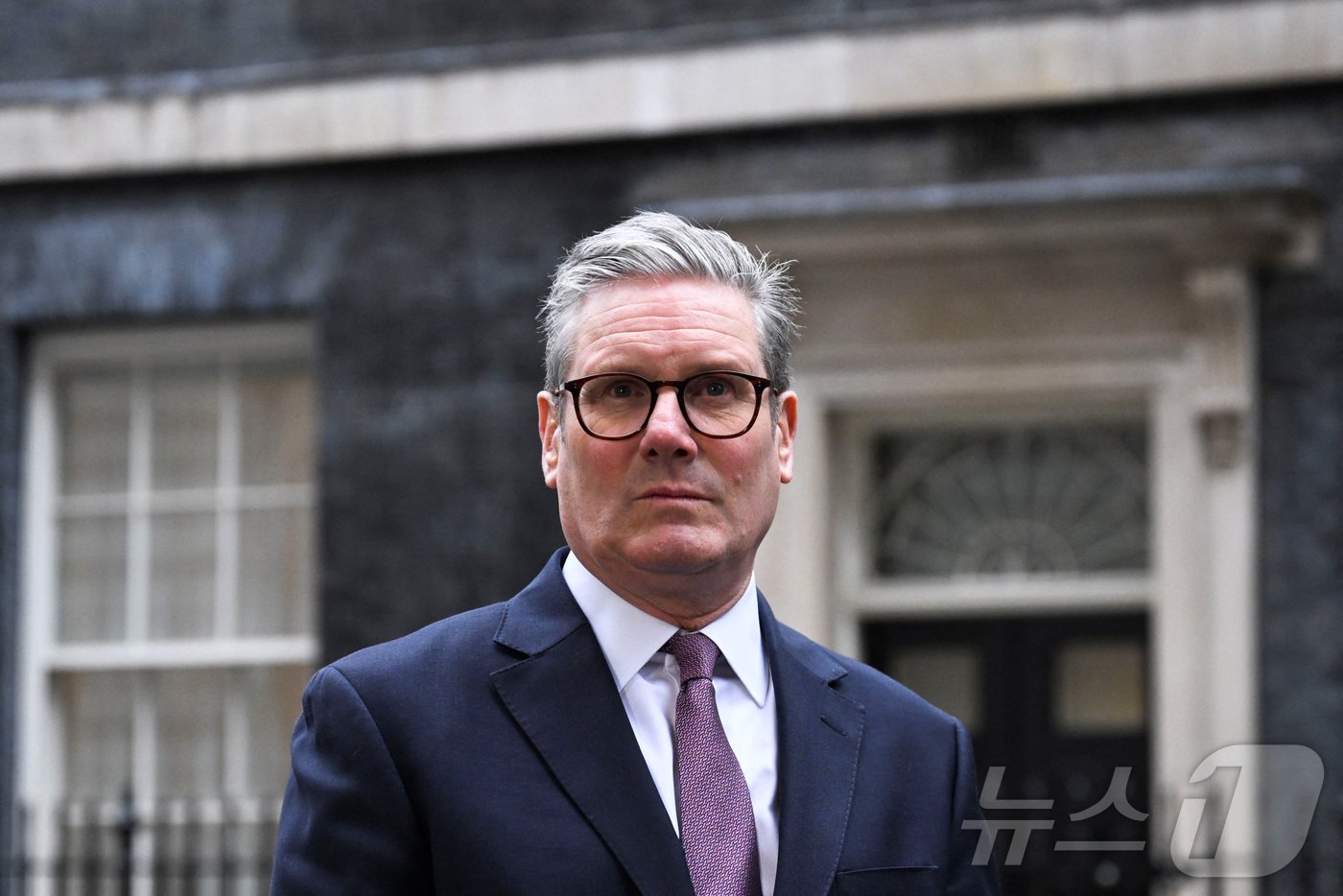 본문 이미지 - 15일&#40;현지시간&#41; 키어 스타머 영국 총리가 런던의 총리관저인 다우닝가 10번지 앞에서 취재진의 질문에 답하고 있다. 2024.10.15 ⓒ 로이터=뉴스1 ⓒ News1 김지완 기자