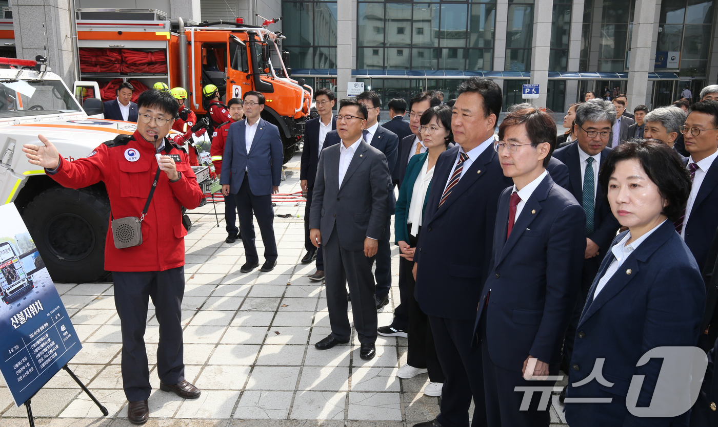 (대전=뉴스1) 김기태 기자 = 16일 정부대전청사 대회의실에서 열린 국회 농림축산식품해양수산위원회 산림청 국정감사에서 위원들이 산불진화용 장비를 살펴보고 있다. 2024.10.1 …