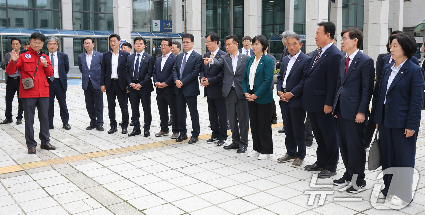 (대전=뉴스1) 김기태 기자 = 16일 정부대전청사에서 열린 국회 농림축산식품해양수산위원회 산림청 국정감사에서 위원들이 산불진화장비 설명을 듣고 있다. 2024.10.16/뉴스1