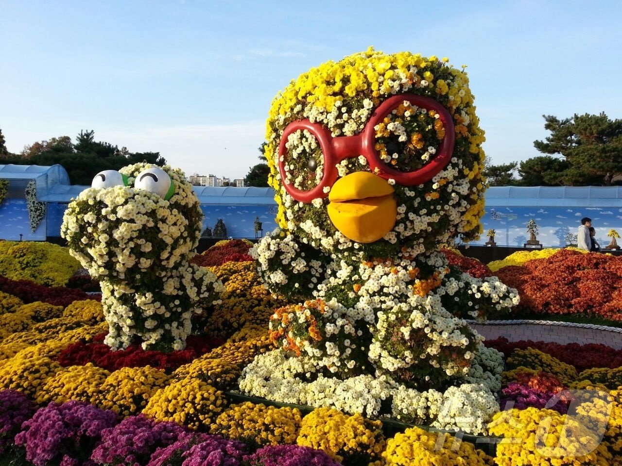 본문 이미지 - 18일부터 전남 함평에서 열리는 2024 대한민국 국향대전의 뽀로로 조형물의 AI예상사진.(함평군 제공)2024.10.16./뉴스1