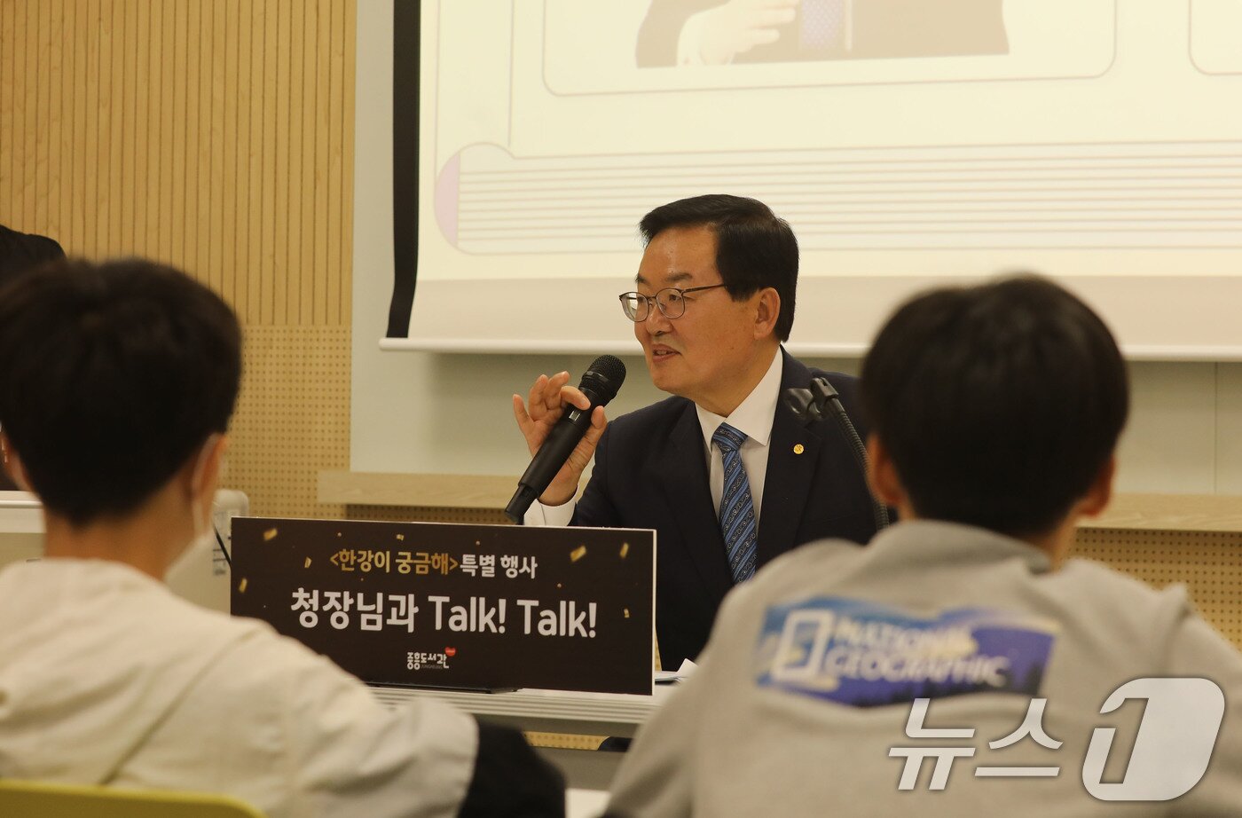 본문 이미지 - 16일 오후 광주 북구 중흥동 중흥도서관에서 문인 북구청장이 효동초 6학년 학생들과 노벨문학상을 수상한 한강 작가와 관련한 이야기를 나누고 있다. 2024.10.16/뉴스1 ⓒ News1 박지현 기자