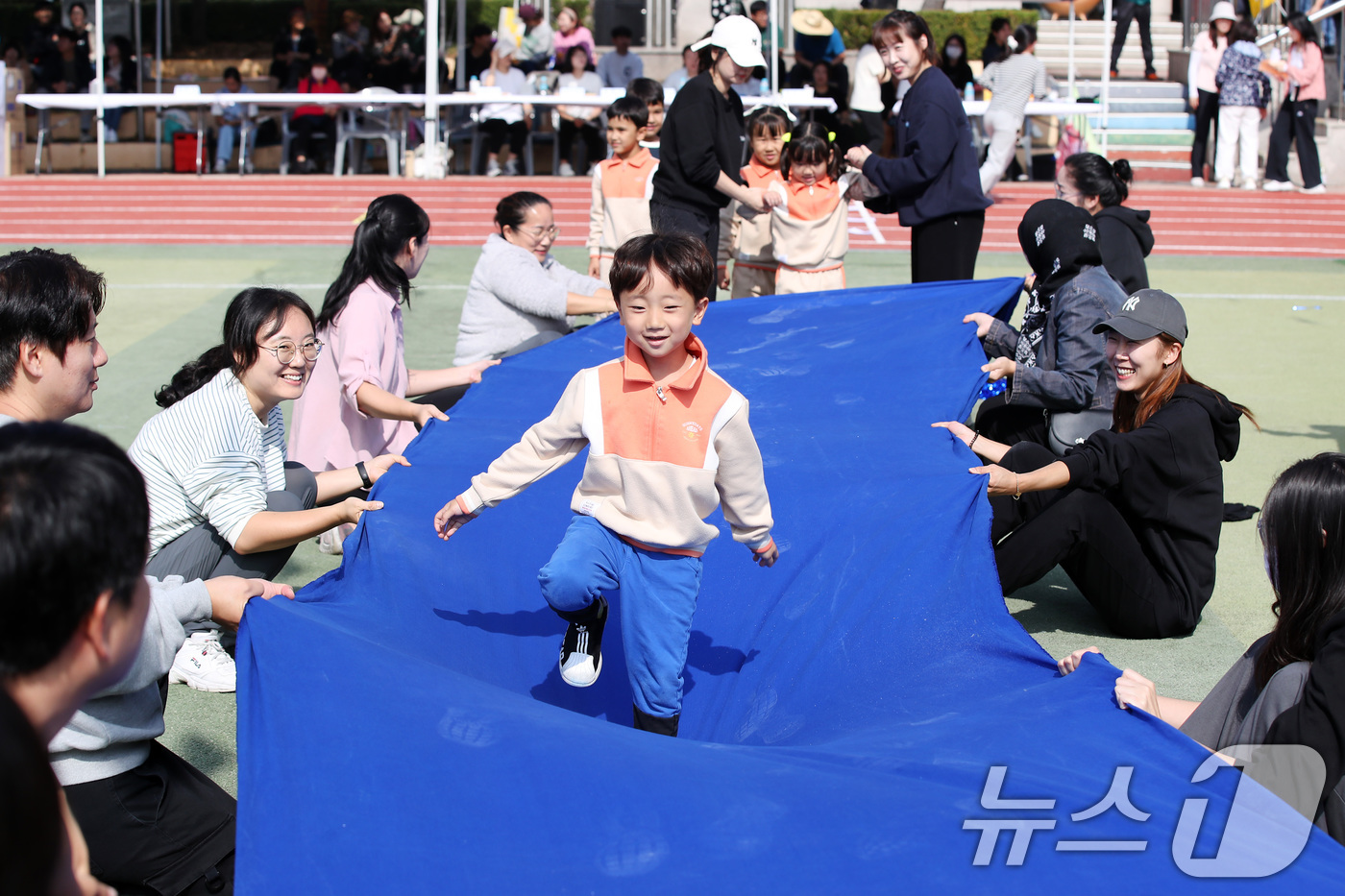 (경산=뉴스1) 공정식 기자 = 16일 오전 경북 경산서부초등학교 운동장에서 열린 가을운동회 '2024학년도 경산서부 라온한마당'에 참여한 부설 유치원 어린이들이 학부모와 함께 ' …