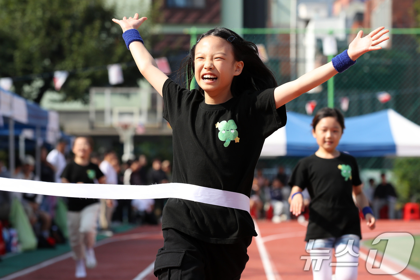 (경산=뉴스1) 공정식 기자 = 16일 오전 경북 경산서부초등학교 운동장에서 열린 가을운동회 '2024학년도 경산서부 라온한마당'에 참여한 학생들이 80m 전력달리기를 하고 있다. …