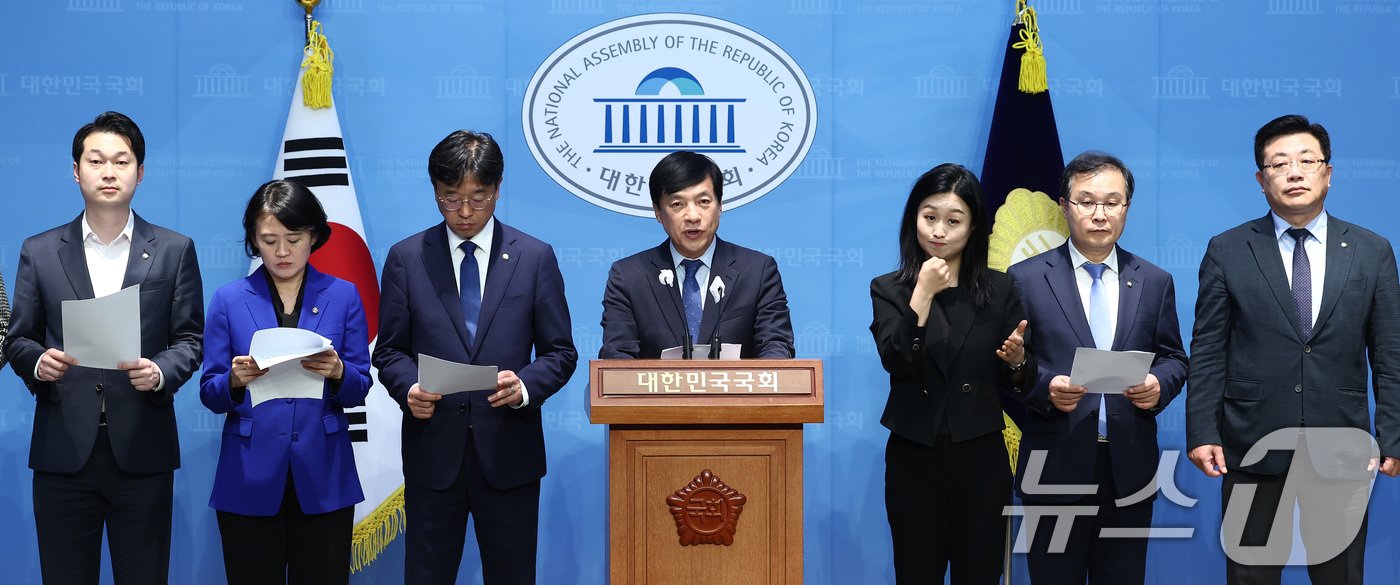 본문 이미지 - 더불어민주당 검찰독재대책위원회 소속 의원들이 16일 서울 여의도 국회 소통관에서 김건희 여사의 도이치모터스 주가조작 연루 의혹을 수사하는 검찰을 규탄하는 기자회견을 하고 있다. 검찰은 이날 김 여사의 도이치모터스 주가조작 연루 의혹 결론을 최종적으로 점검하기 위한 '내부 레드팀 회의'를 열고 수사 결과에 대한 막바지 검토를 진행하고 있는 것으로 알려졌다. 2024.10.16/뉴스1 ⓒ News1 김민지 기자