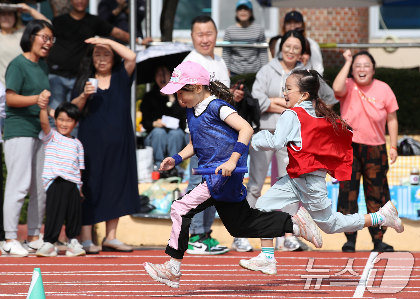 (경산=뉴스1) 공정식 기자 = 16일 오전 경북 경산서부초등학교 운동장에서 열린 가을운동회 '2024학년도 경산서부 라온한마당' 저학년 청백계주에 출전한 학생들이 전력질주하고 있 …