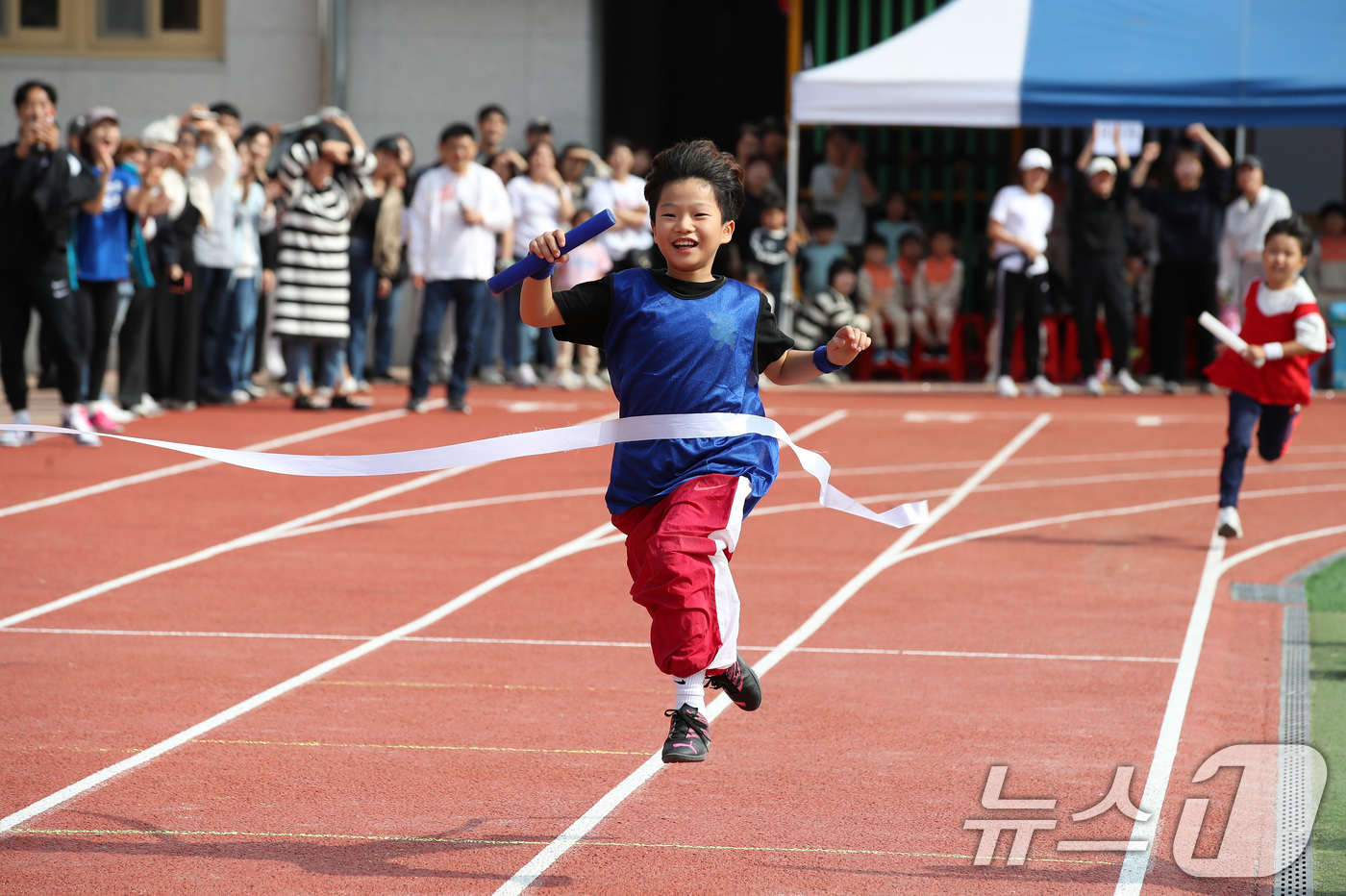 (경산=뉴스1) 공정식 기자 = 16일 오전 경북 경산서부초등학교 운동장에서 열린 가을운동회 '2024학년도 경산서부 라온한마당' 저학년 청백계주에 출전한 학생들이 전력질주하고 있 …