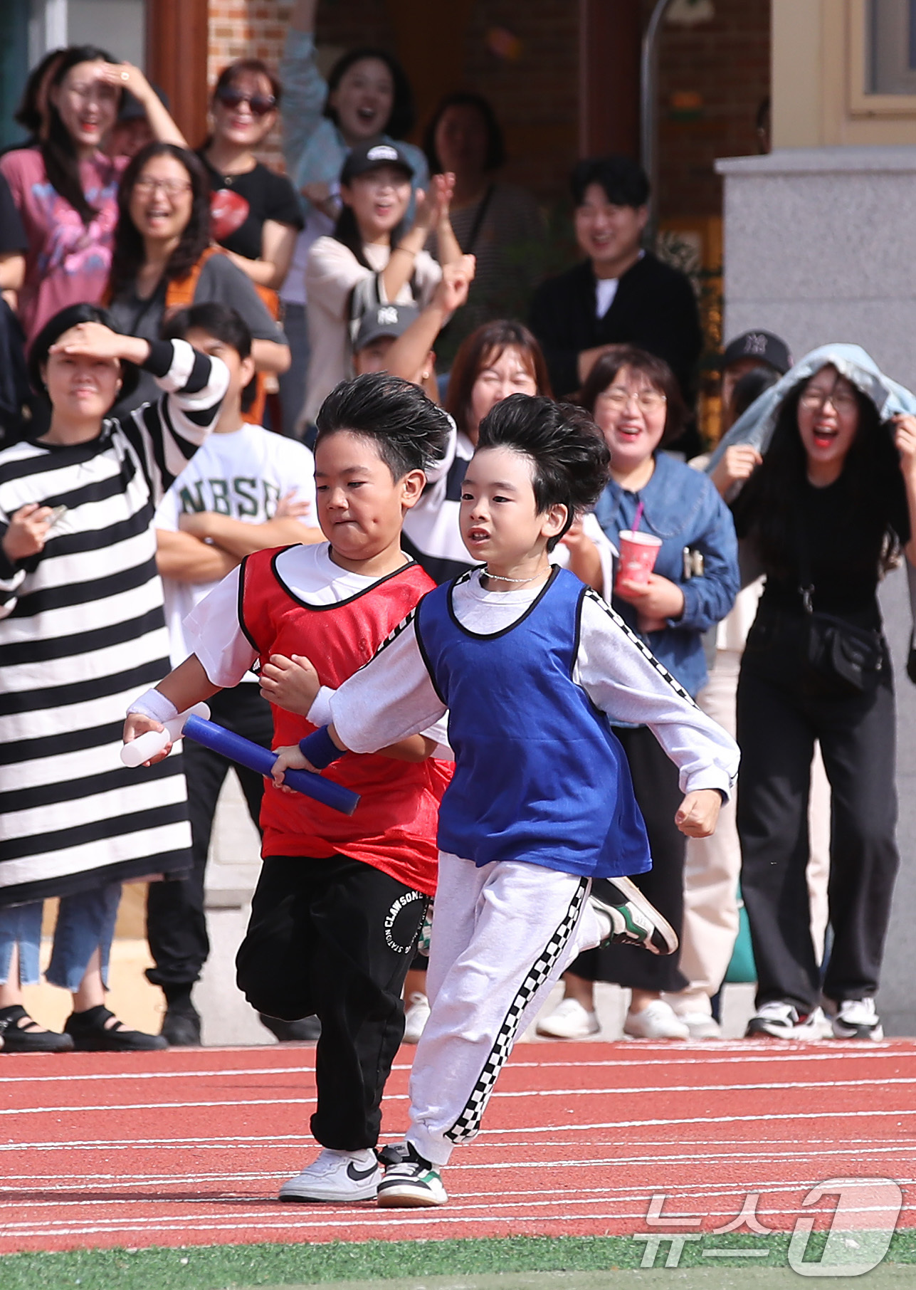 (경산=뉴스1) 공정식 기자 = 16일 오전 경북 경산서부초등학교 운동장에서 열린 가을운동회 '2024학년도 경산서부 라온한마당' 저학년 청백계주에 출전한 학생들이 전력질주하고 있 …