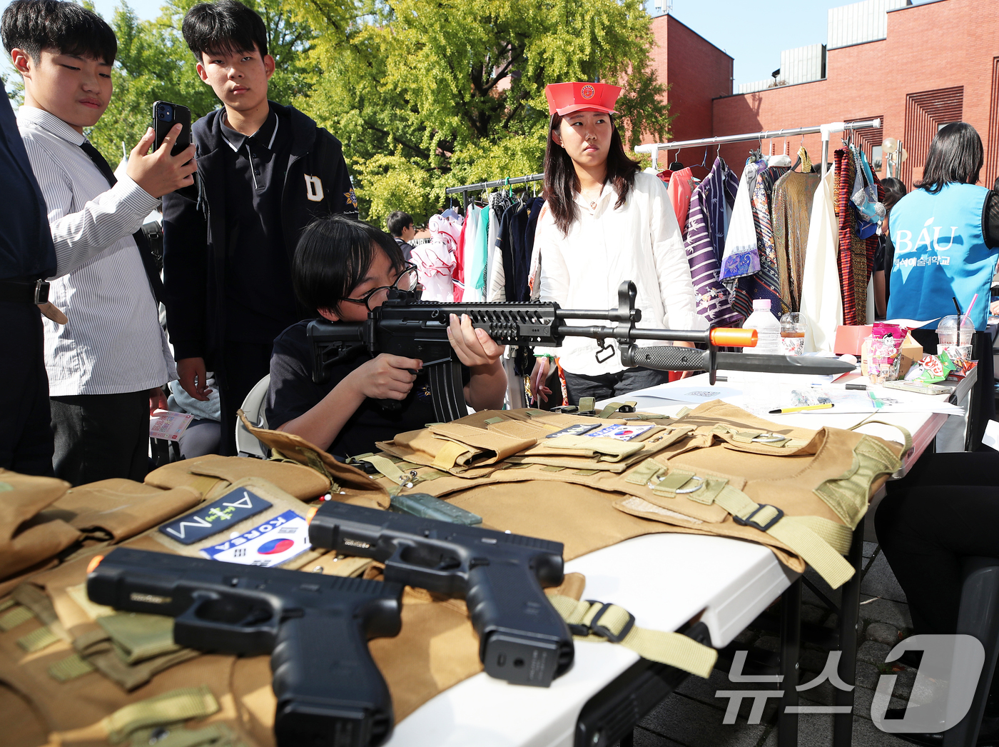 (서울=뉴스1) 오대일 기자 = 16일 서울 종로구 마로니에 공원에서 열린 2024 청소년 진로직업 박람회를 찾은 청소년들이 사격 체험을 하고 있다.종로구가 "내 일(job)로 내 …