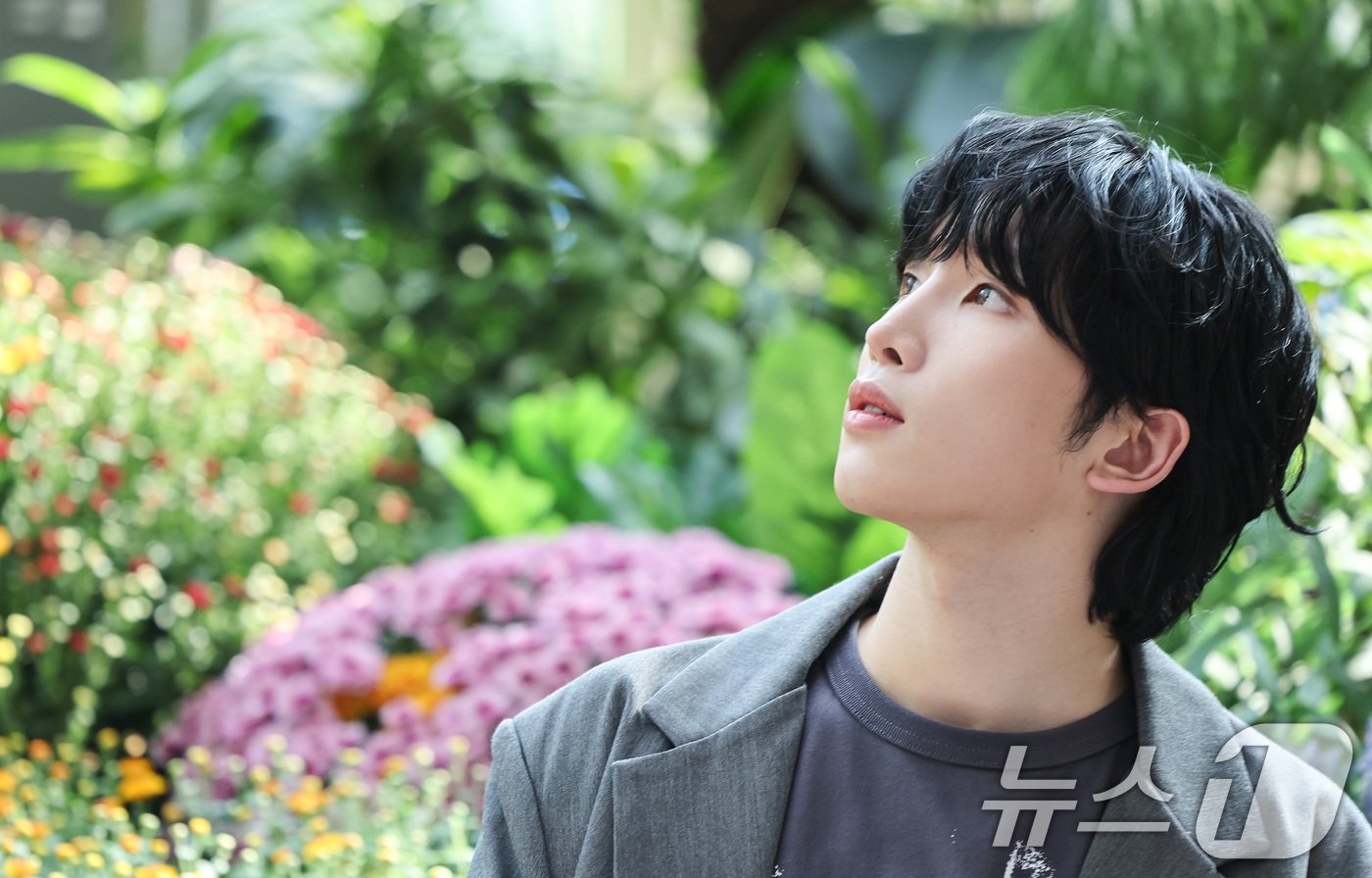 본문 이미지 - 그룹 파우(POW) 동연이 서울 종로구 뉴스1사옥에서 열린 인터뷰에 앞서 포즈를 취하고 있다. 2024.10.16/뉴스1 ⓒ News1 이동해 기자