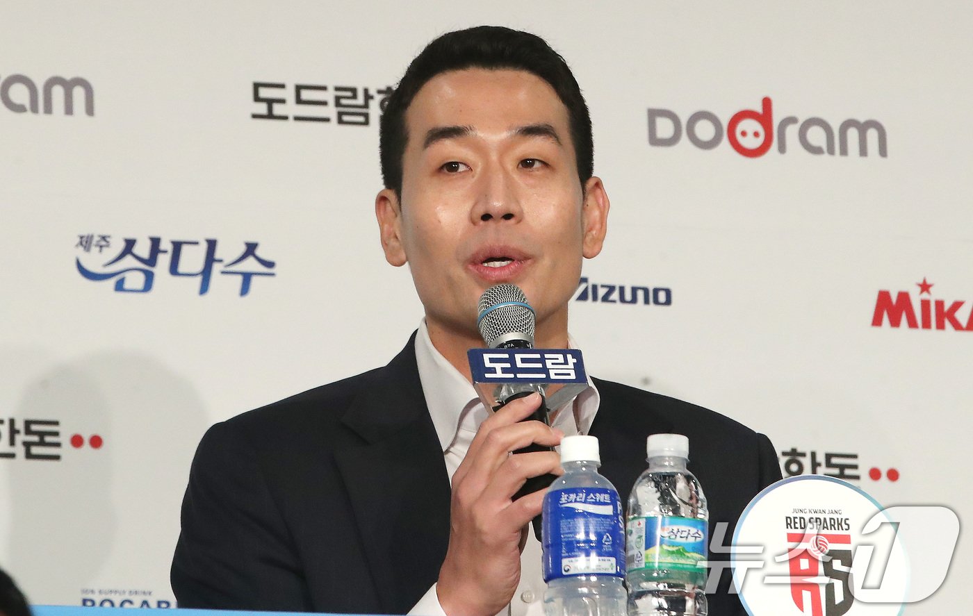 본문 이미지 - 16일 오후 서울 서초구 더케이호텔에서 열린 '도드람 2024-2025 V-리그 여자부 미디어데이'에서 정관장 고희진 감독이 시즌에 임하는 각오를 밝히고 있다. 2024.10.16/뉴스1 ⓒ News1 임세영 기자