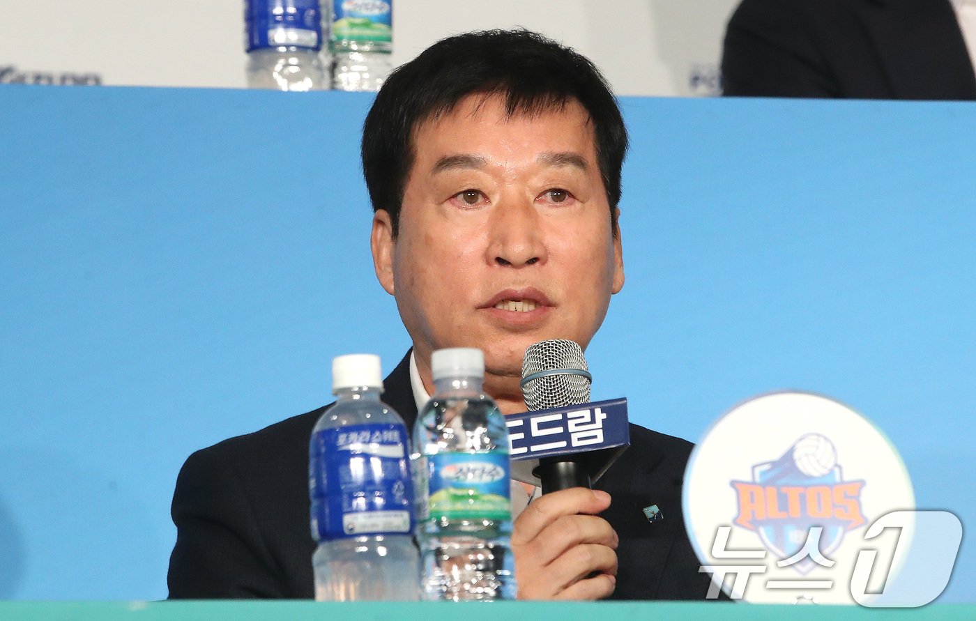 본문 이미지 - 16일 오후 서울 서초구 더케이호텔에서 열린 '도드람 2024-2025 V-리그 여자부 미디어데이'에서 IBK기업은행 김호철 감독이 시즌에 임하는 각오를 밝히고 있다. 2024.10.16/뉴스1 ⓒ News1 임세영 기자