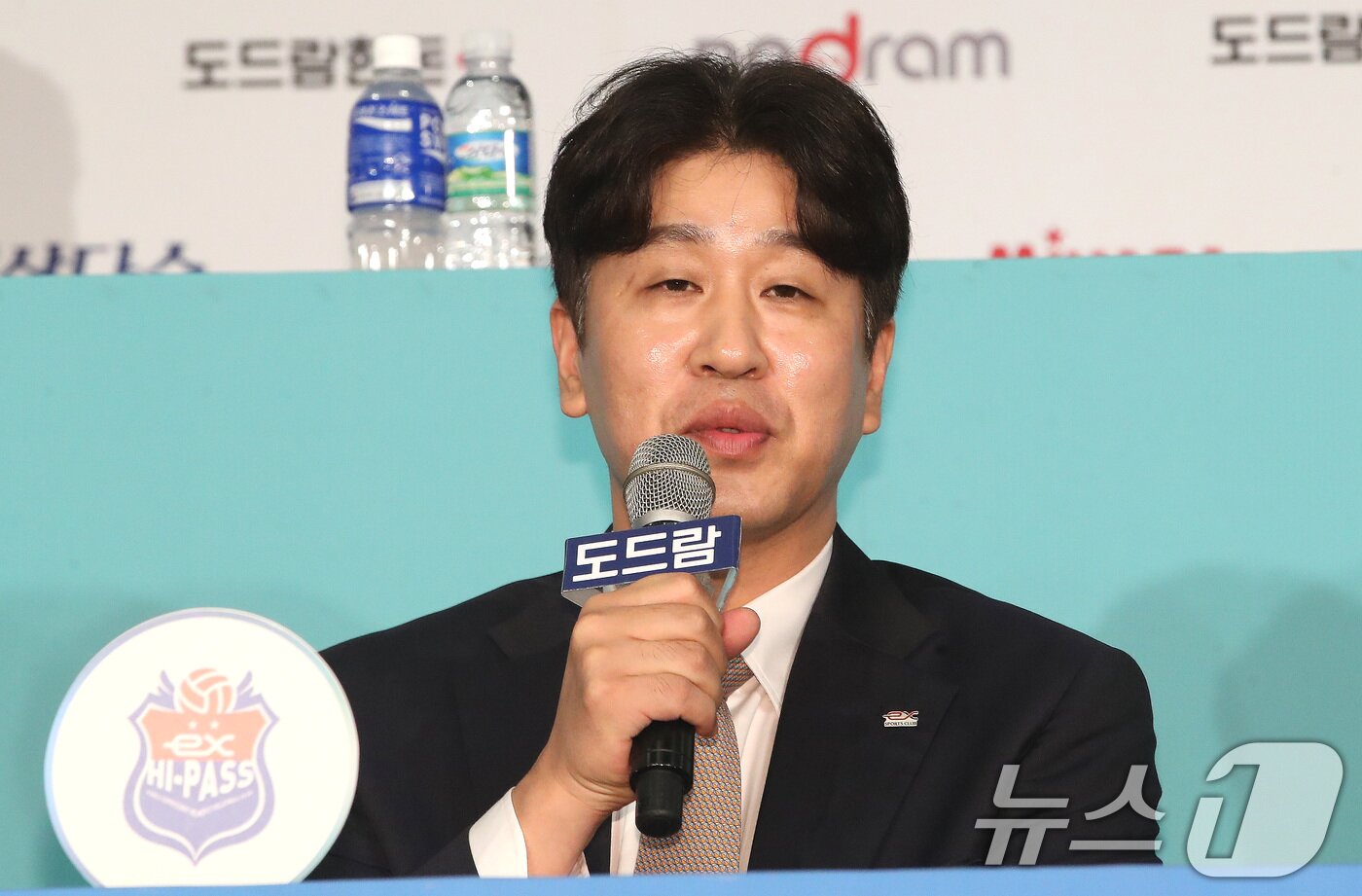 본문 이미지 - 16일 오후 서울 서초구 더케이호텔에서 열린 '도드람 2024-2025 V-리그 여자부 미디어데이'에서 한국도로공사 김종민 감독이 시즌에 임하는 각오를 밝히고 있다. 2024.10.16/뉴스1 ⓒ News1 임세영 기자