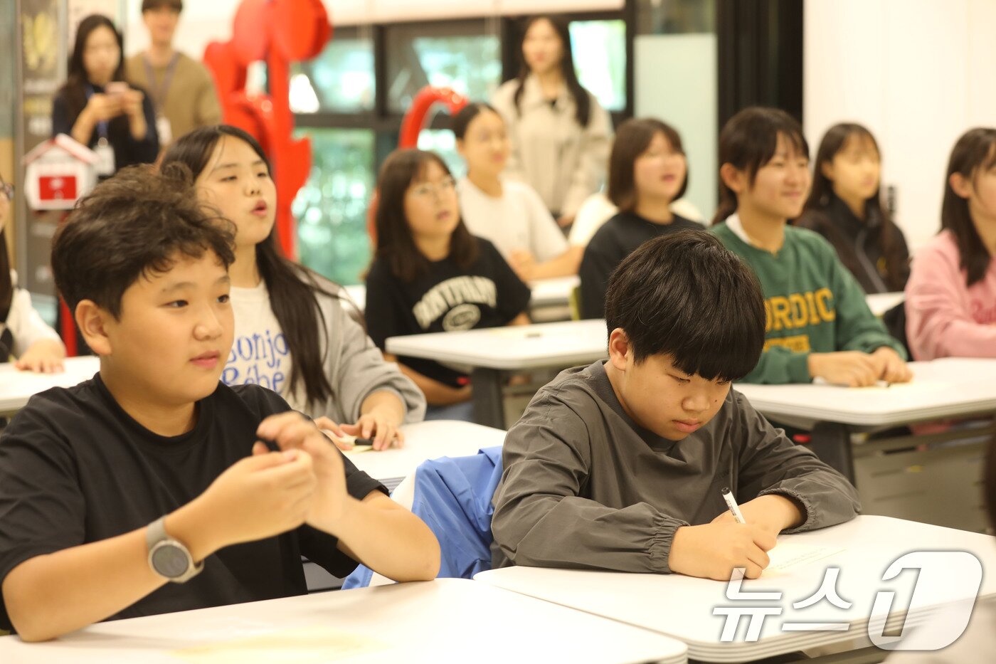 본문 이미지 - 16일 오후 광주 북구 중흥동 중흥도서관에서 효동초 6학년 학생들이 노벨문학상을 수상한 한강 작가에게 희망편지를 보내고 있다. 2024.10.16/뉴스1 ⓒ News1 박지현 기자