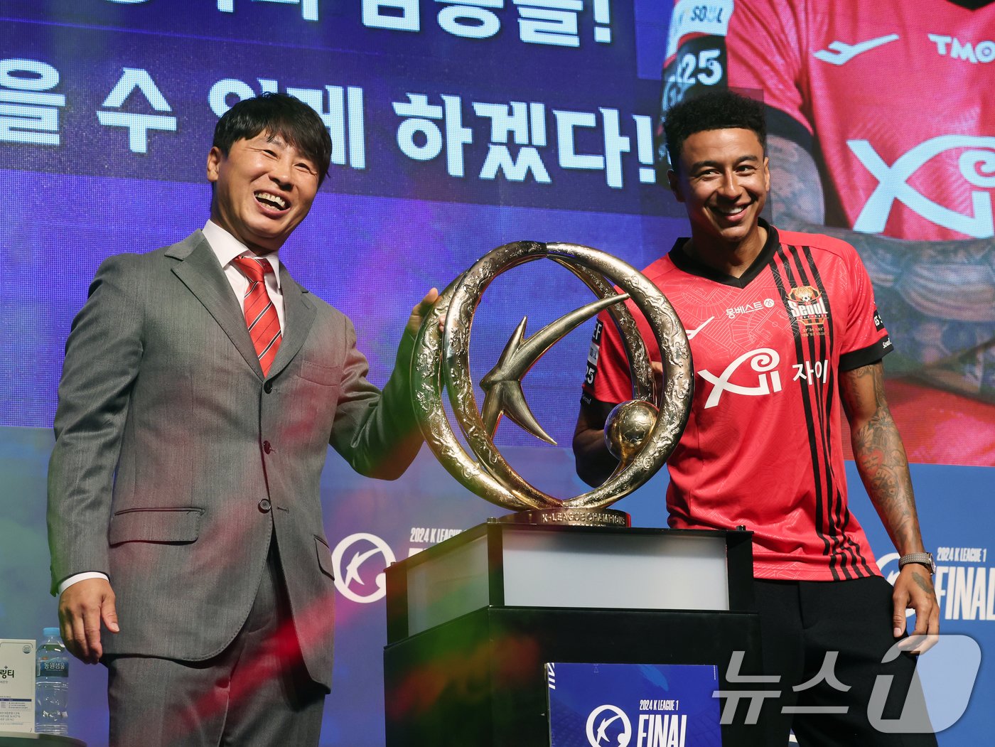 본문 이미지 - FC서울 김기동 감독과 린가드. 2024.10.16/뉴스1 ⓒ News1 황기선 기자