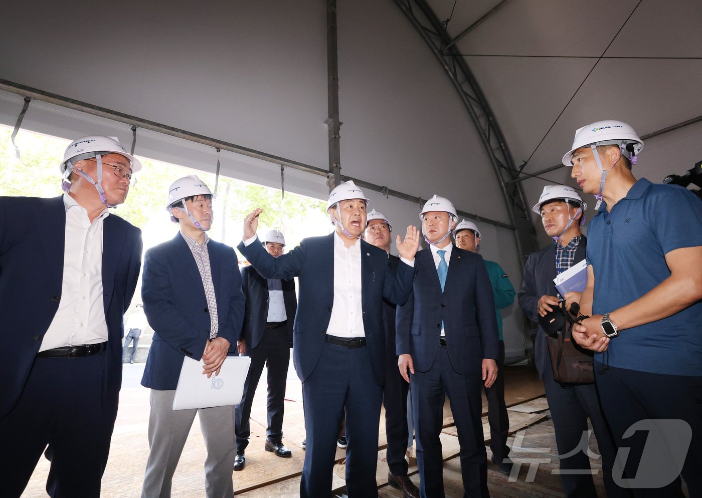 본문 이미지 - 김관영 전북자치도지사가 ‘2024 세계한인비즈니스대회’ 기업전시관 조성 현장에서 안전 등을 강조하며 점검을 하고 있다.&#40;전북자치도 제공&#41;/뉴스1 