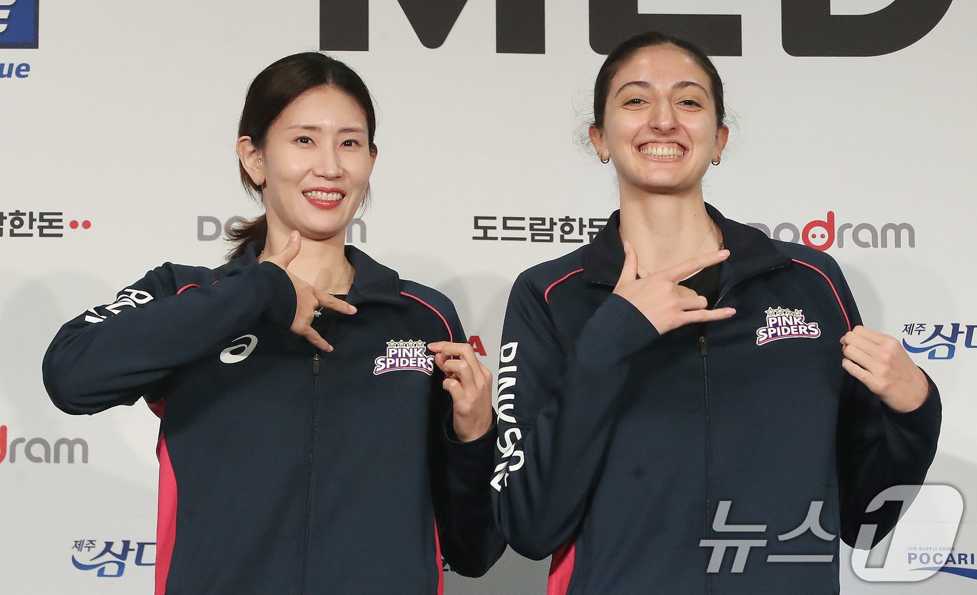 본문 이미지 - 흥국생명의 김수지(왼쪽)와 투트쿠 2024.10.16/뉴스1 ⓒ News1 임세영 기자