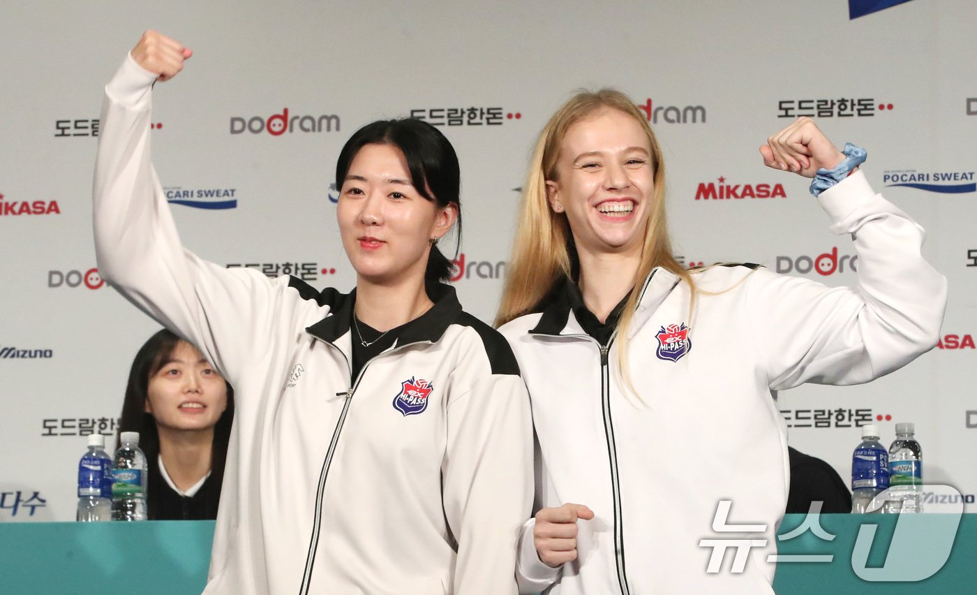 본문 이미지 - 16일 오후 서울 서초구 더케이호텔에서 열린 '도드람 2024-2025 V-리그 여자부 미디어데이'에서 한국도로공사 강소휘와 니콜로바가 시즌에 임하는 각오를 표현하는 퍼포먼스를 하고 있다. 2024.10.16/뉴스1 ⓒ News1 임세영 기자