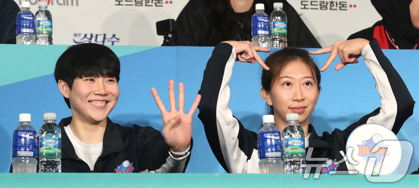 본문 이미지 - 16일 오후 서울 서초구 더케이호텔에서 열린 '도드람 2024-2025 V-리그 여자부 미디어데이'에서 IBK 기업은행 이소영과 천신통이 시즌에 임하는 각오를 표현하는 퍼포먼스를 하고 있다. 2024.10.16/뉴스1 ⓒ News1 임세영 기자