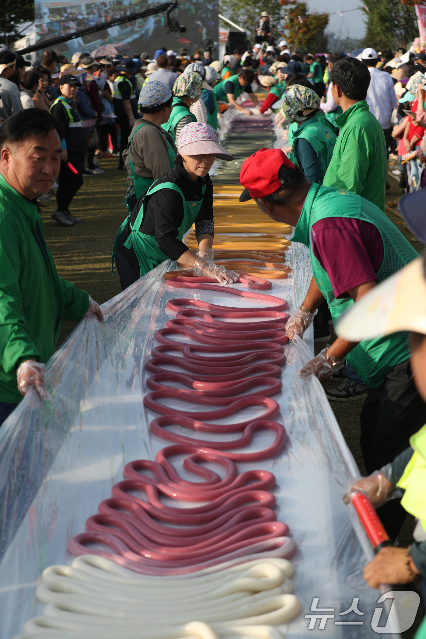 (이천=뉴스1) 김영운 기자 = ‘제23회 이천쌀문화축제’가 개막한 16일 오후 경기 이천시 모가면 이천농업테마공원에서 행사 관계자들이 600m 가래떡을 만들고 있다. 2024.1 …