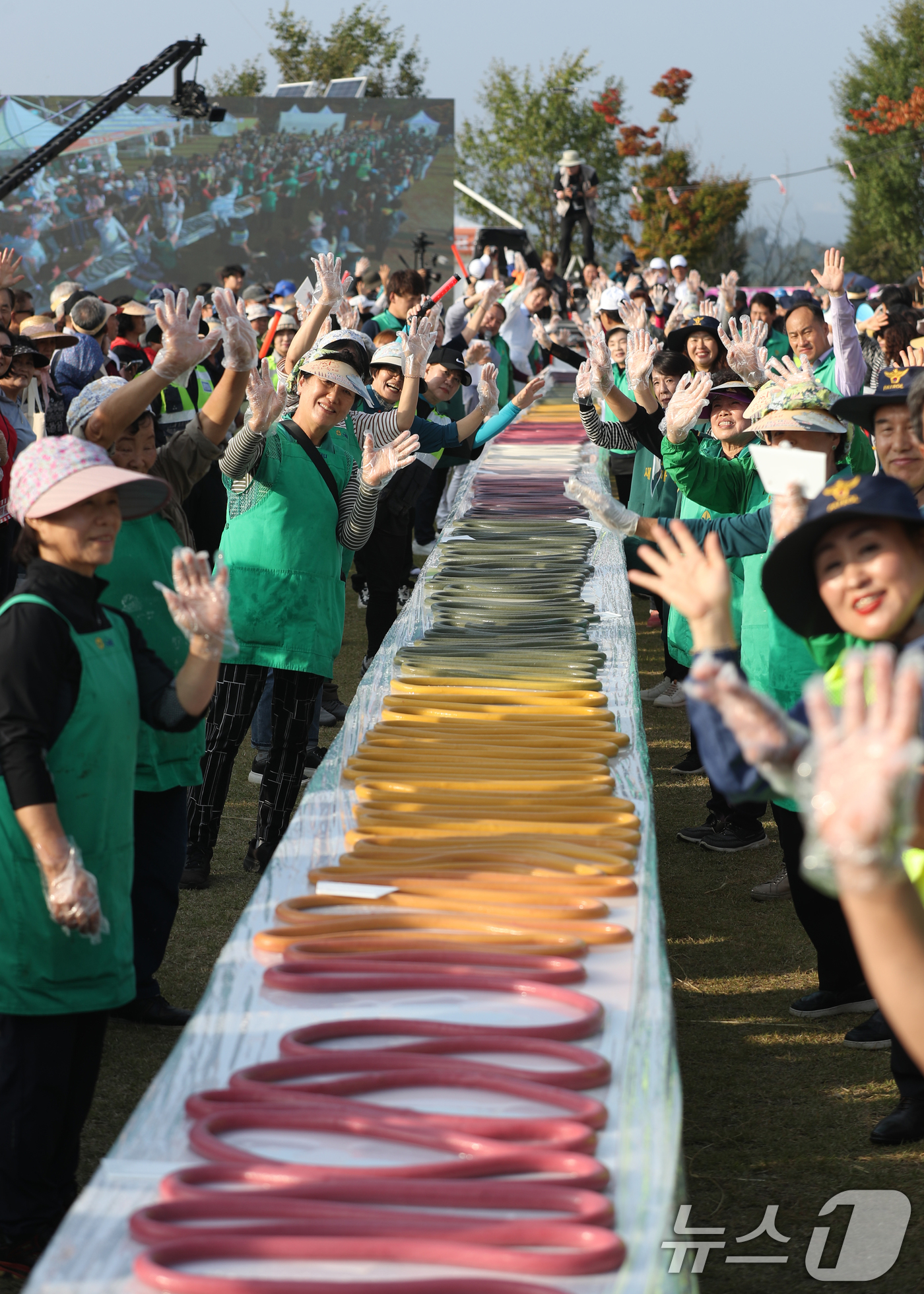 (이천=뉴스1) 김영운 기자 = ‘제23회 이천쌀문화축제’가 개막한 16일 오후 경기 이천시 모가면 이천농업테마공원에서 행사 관계자들이 600m 가래떡을 만들고 기념촬영을 하고 있 …