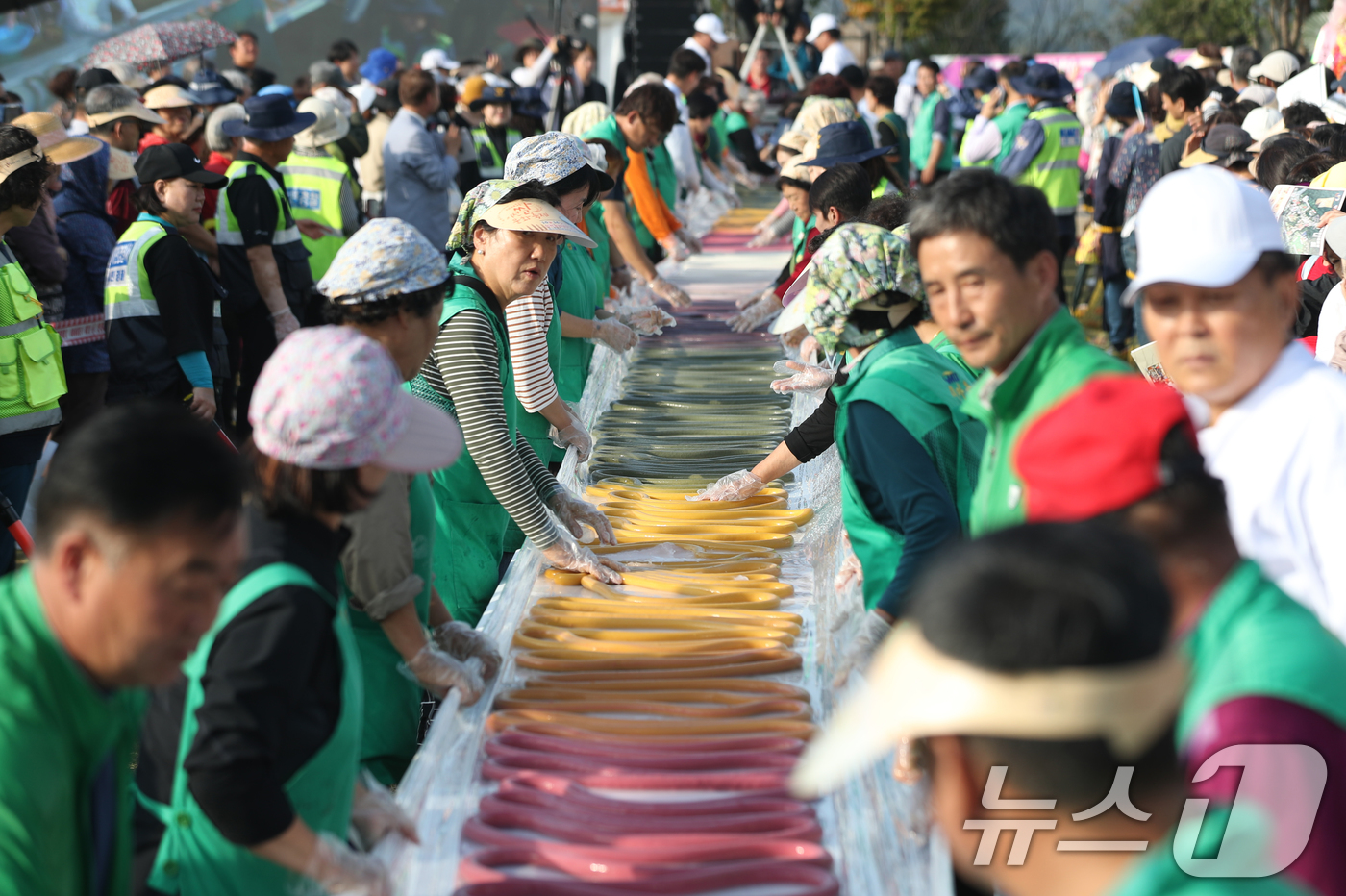 (이천=뉴스1) 김영운 기자 = ‘제23회 이천쌀문화축제’가 개막한 16일 오후 경기 이천시 모가면 이천농업테마공원에서 행사 관계자들이 600m 가래떡을 만들고 있다. 2024.1 …