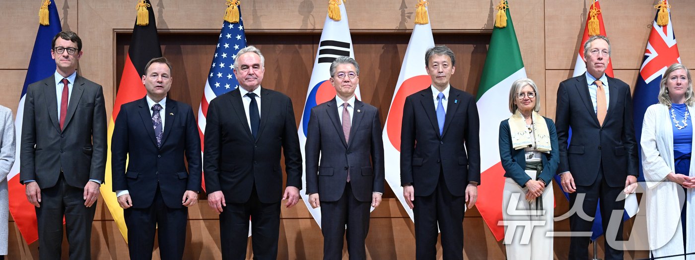 김홍균 외교부 1차관이 16일 서울 외교부 청사에서 열린 대북제재관련 대외발표에서 참석자들과 함께 기념촬영을 하고 있다. 왼쪽 세 번째부터 커트 캠벨 미 국무부 부장관, 김 차관, 오카노 마사타카 일 외무성 사무차관. &#40;공동취재&#41; 2024.10.16/뉴스1 ⓒ News1 허경 기자