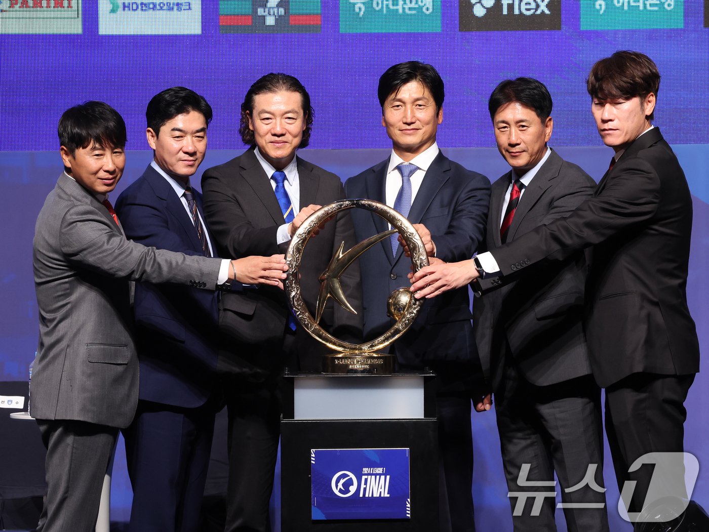 본문 이미지 - 윤정환 감독과 정정용 감독 모두 올해의 감독상을 노린다.  2024.10.16/뉴스1 ⓒ News1 황기선 기자